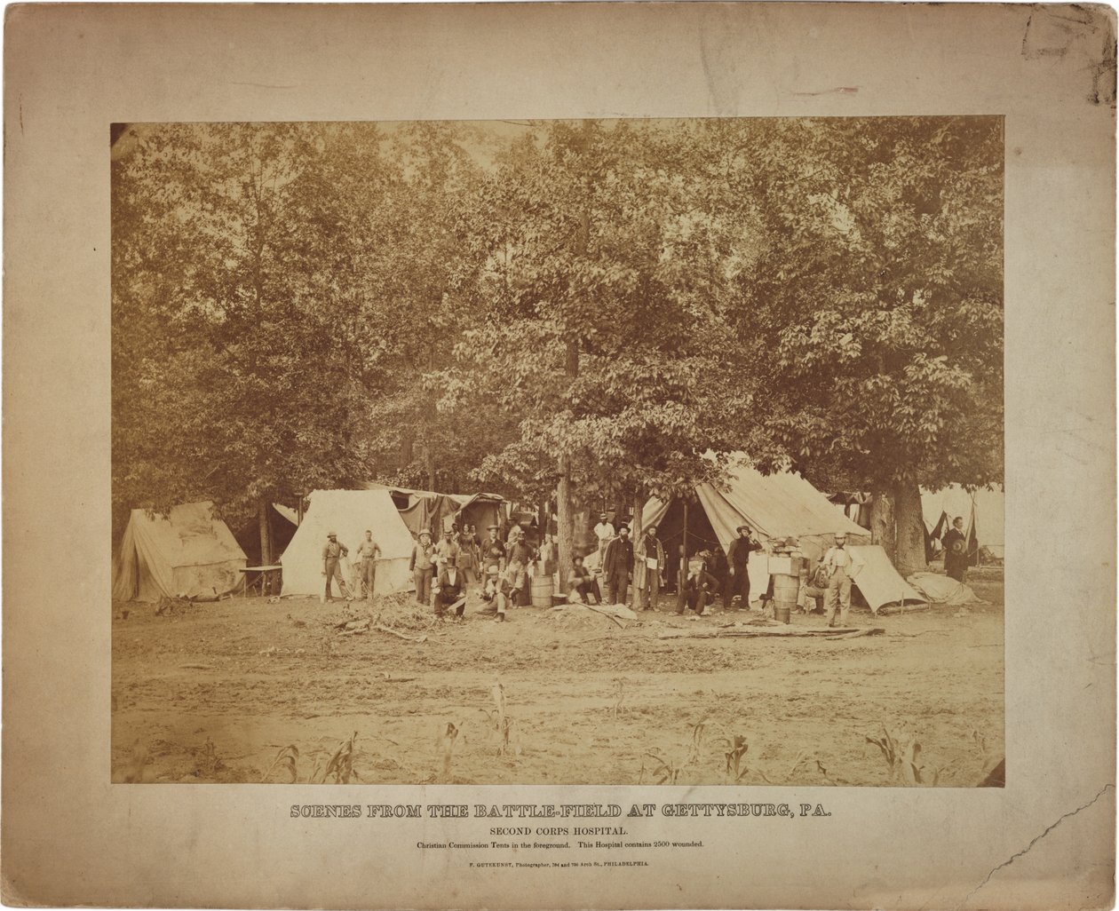 Union Second Corps fältsjukhus, Gettysburg, PA. c.9-11 juli 1863 (sepiafoto) av Frederick Gutekunst