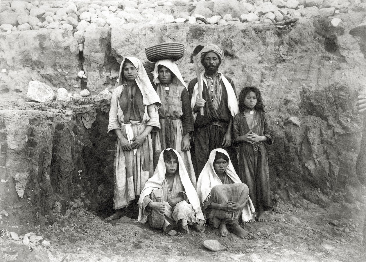 Grupp av arbetare i utgrävningen, kustslätten, Palestina, 1891-93 (bw-foto) av Frederick J. Bliss