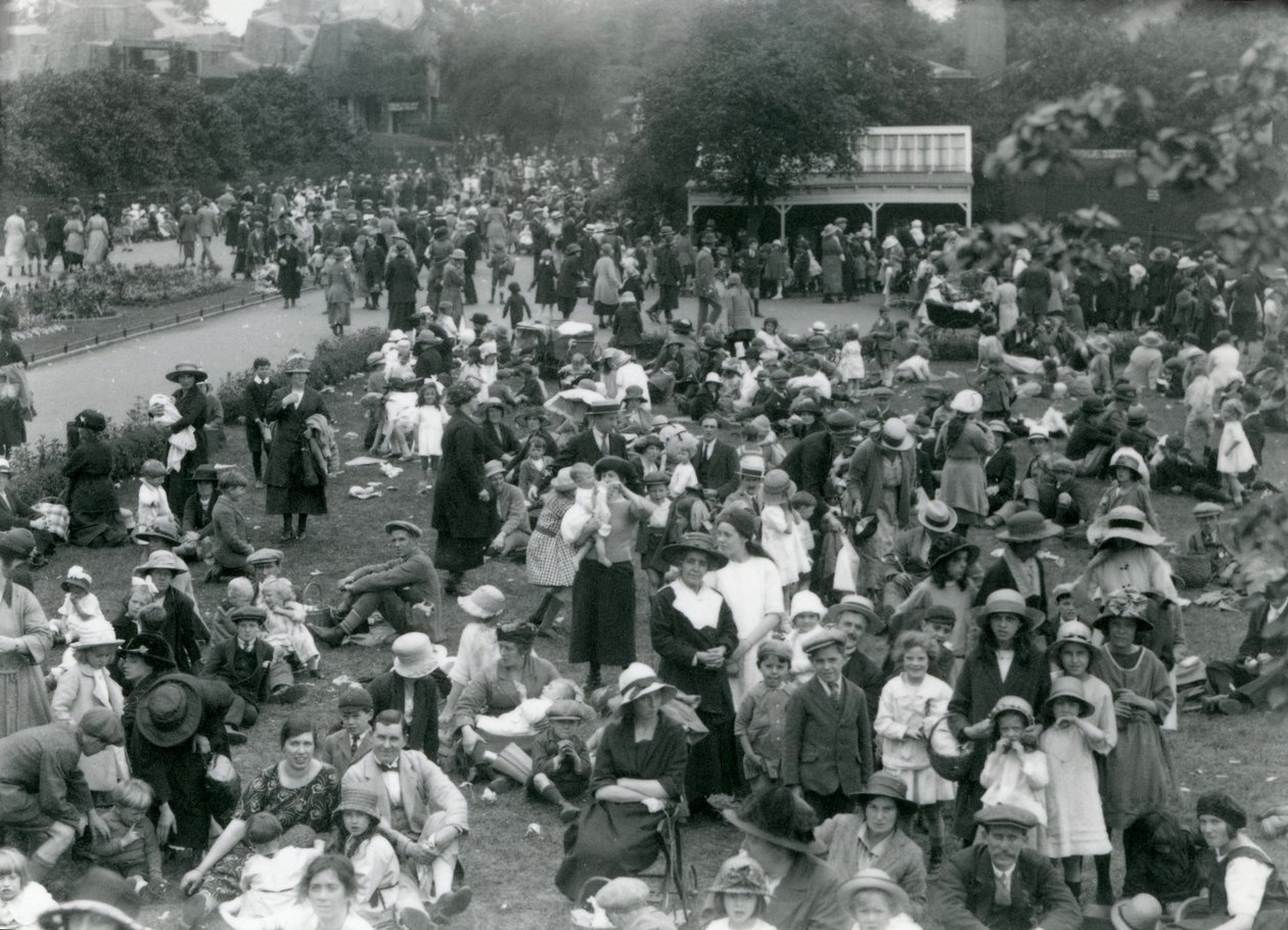 Massor av besökare på London Zoo, helgdag i augusti 1922 av Frederick William Bond