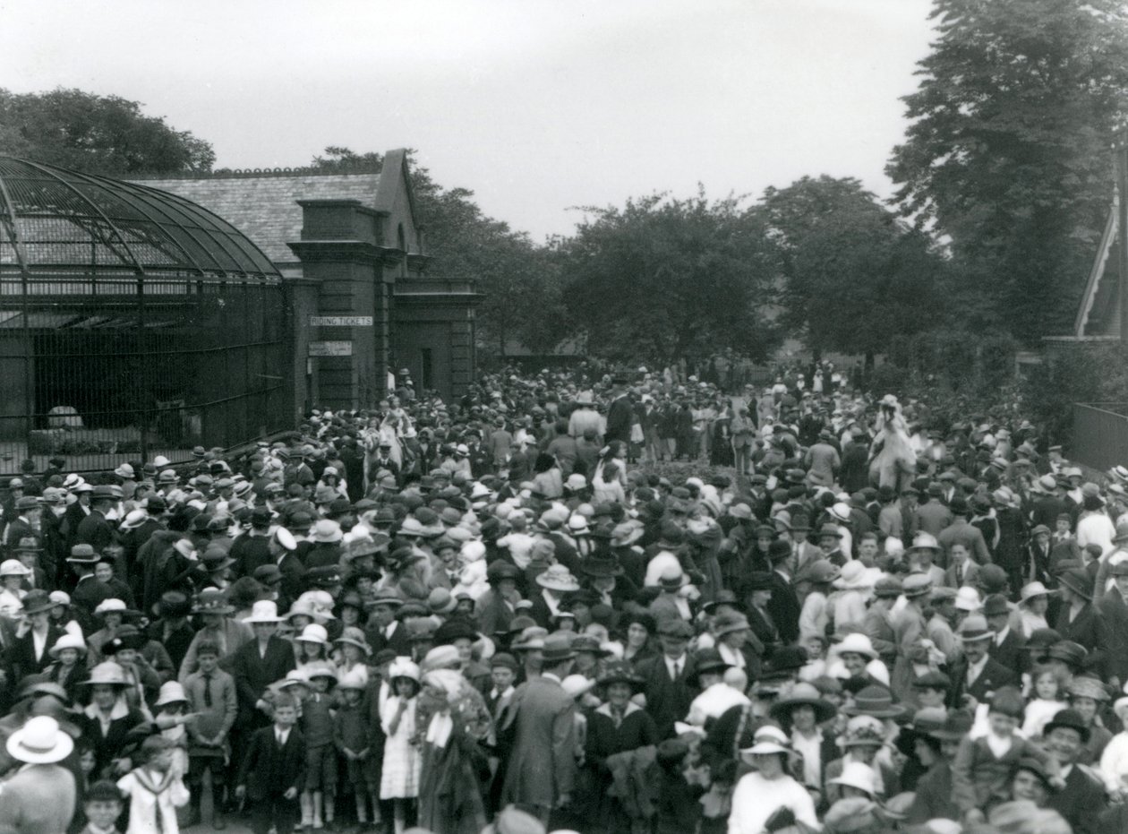 Massor av besökare på London Zoo, helgdag i augusti 1922 av Frederick William Bond