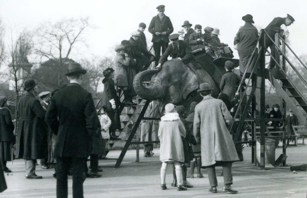 Folkmassor som tittar på besökare som ger sig ut på en elefanttur, övervakad av djurhållaren Arthur Church, april 1923 (bw-foto) av Frederick William Bond