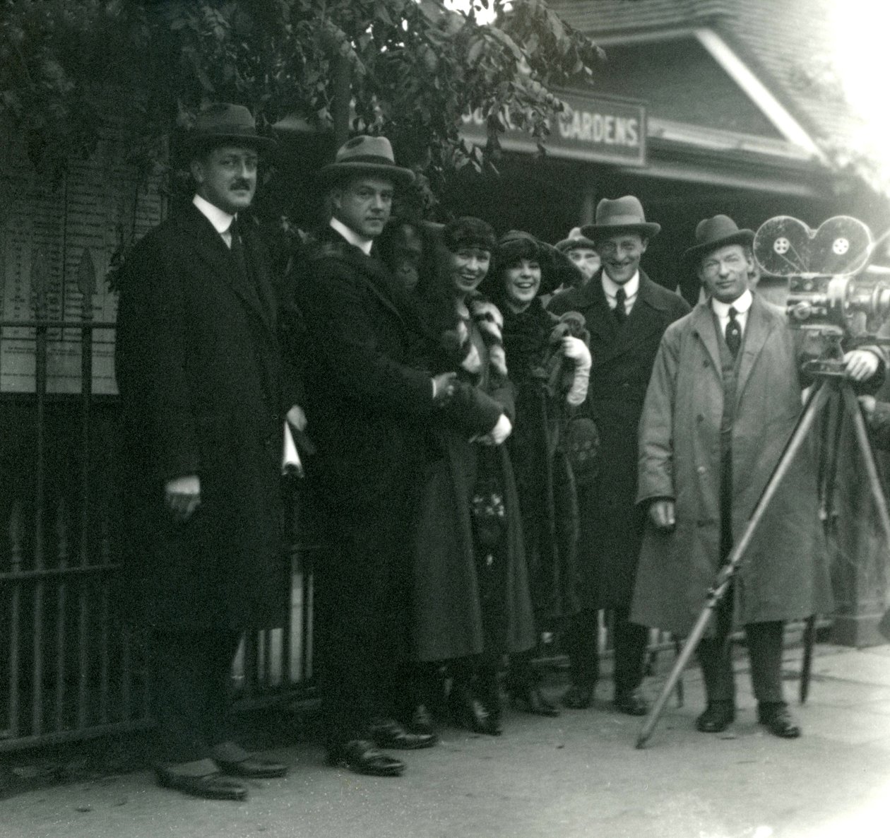Herr och fru Martin Johnsons fest på London Zoo, oktober 1920 av Frederick William Bond