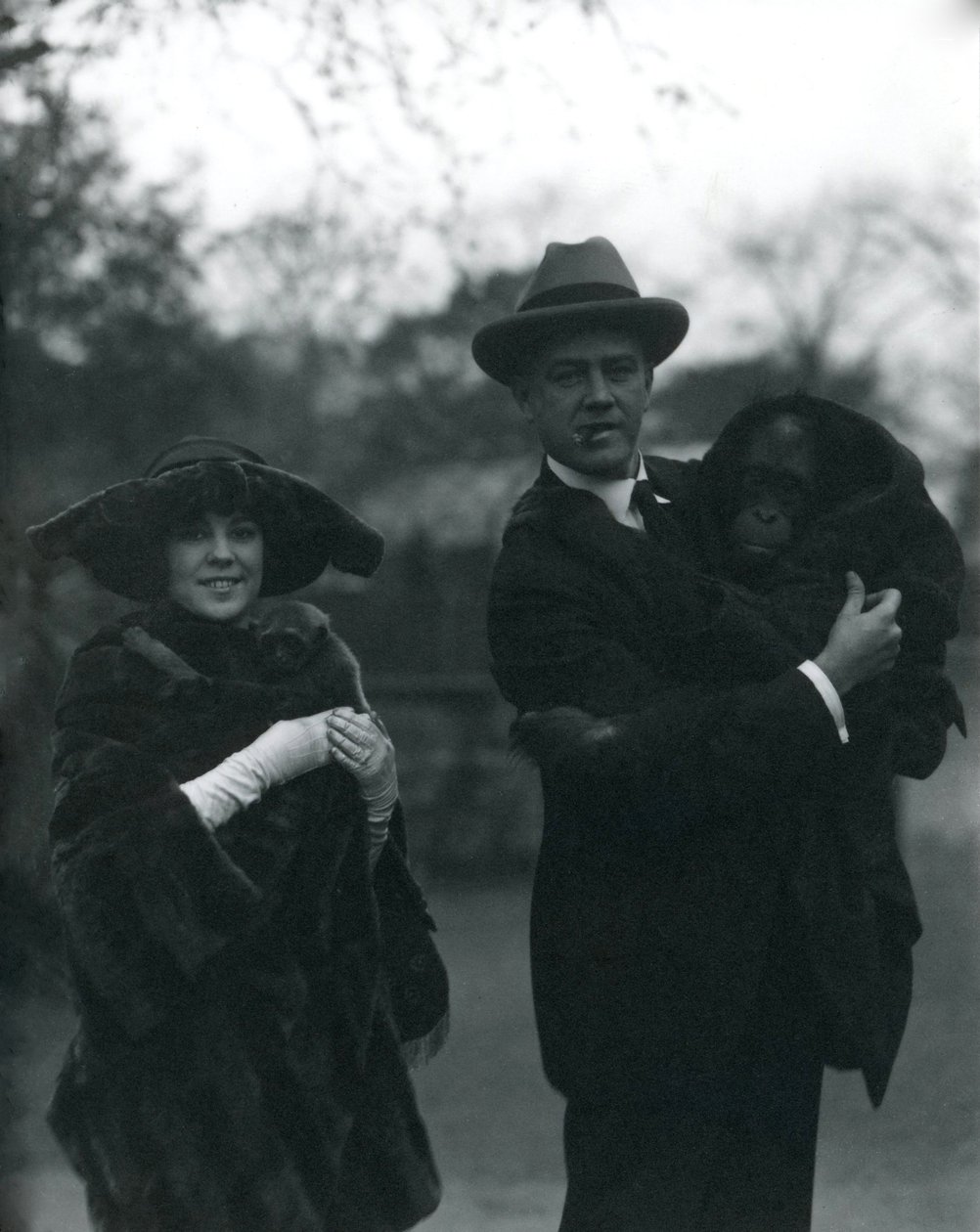 Osa och Martin Johnson med en orangutang och gibbon, London Zoo, oktober 1920 av Frederick William Bond