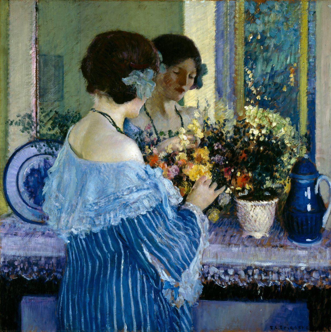 Flicka i blått arrangera blommor av Frederick Carl Frieseke