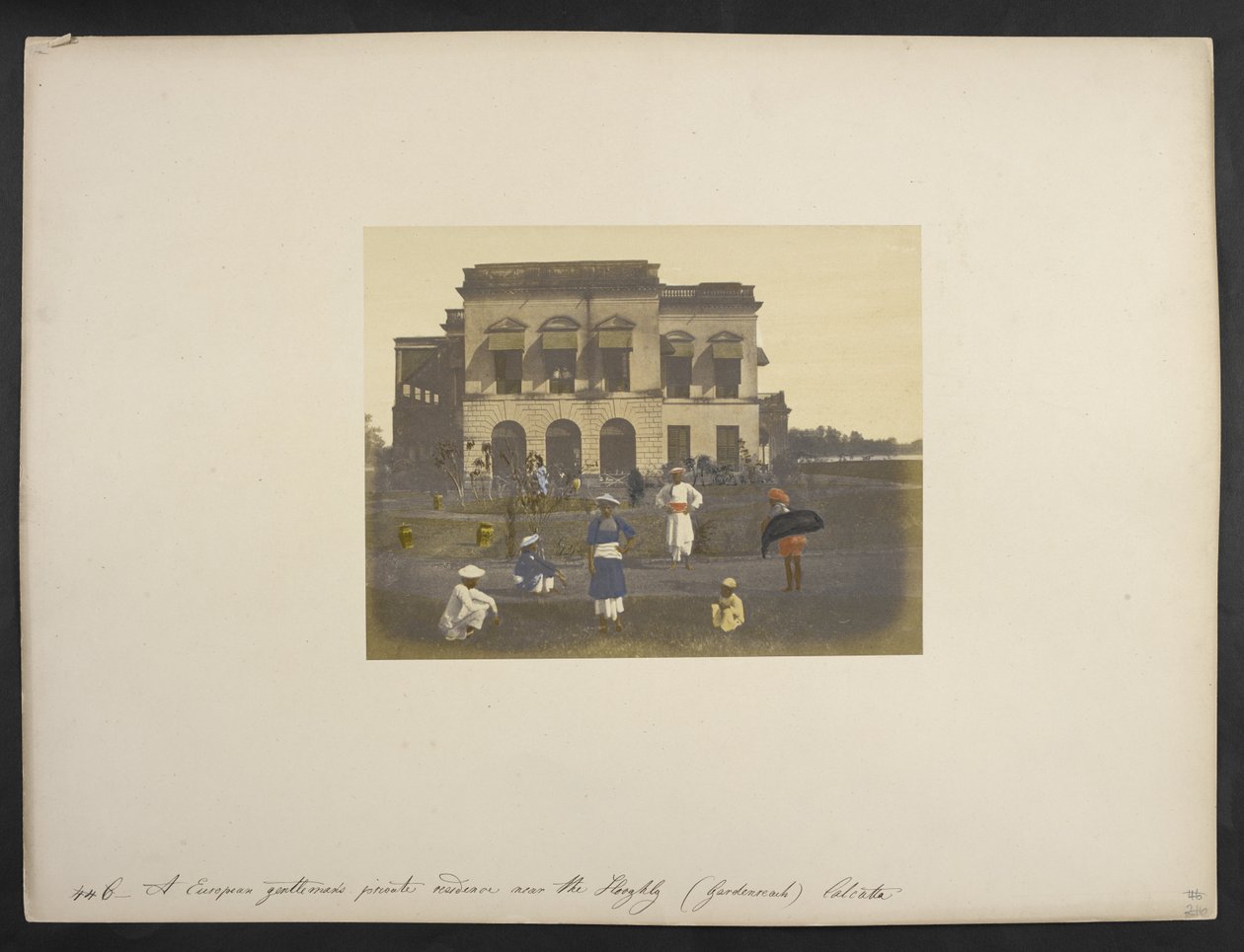 Bostad av en engelsk gentleman, [Garden Reach,] Calcutta, ca 1851-52 (handfärgat foto) av Frederick Fiebig