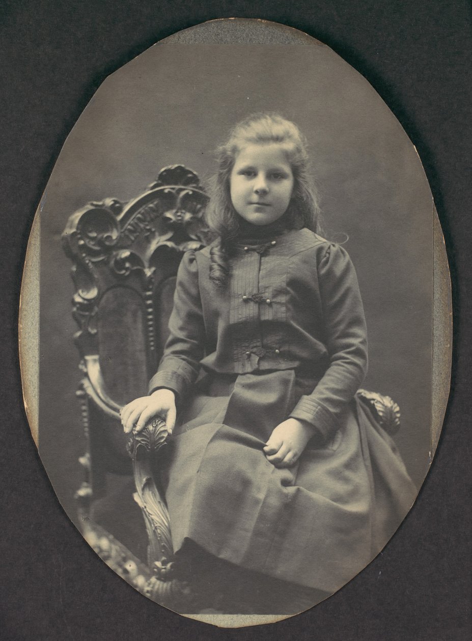 [Flicka med ringlar, sittande, trekvartslängd], 1890-tal. av Frederick Gutekunst