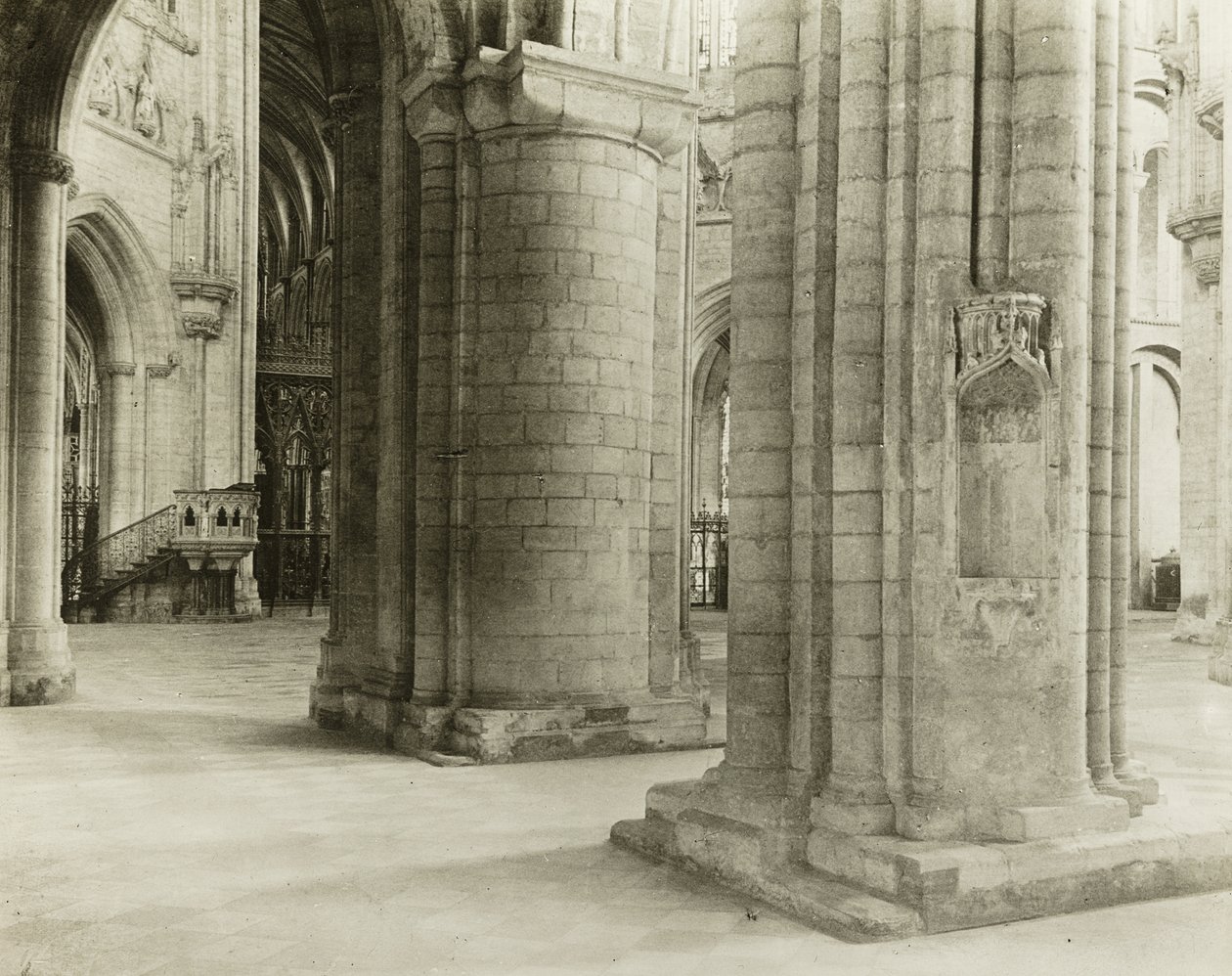 Ely Cathedral: Octagon till Choir från North Nave Aisle av Frederick Henry Evans