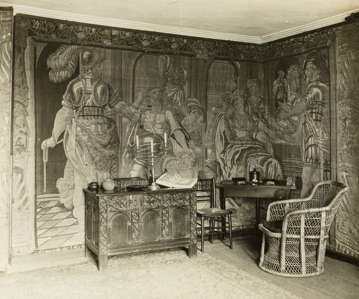 Kelmscott Manor: I rummet med gobelängvävnader av Frederick H. Evans