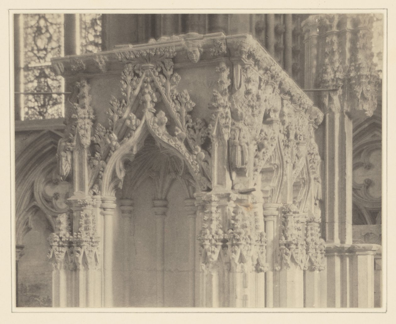[Lincoln-katedralen, detalj av bärbart helgon] av Frederick H. Evans
