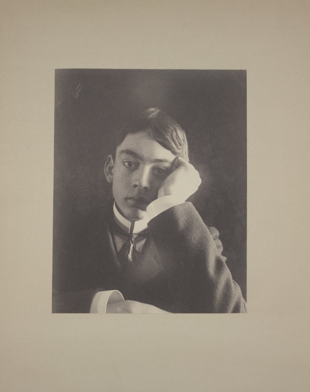 Pojke i kostym med handen mot ansiktet, ca 1896 av Frederick Holland Day