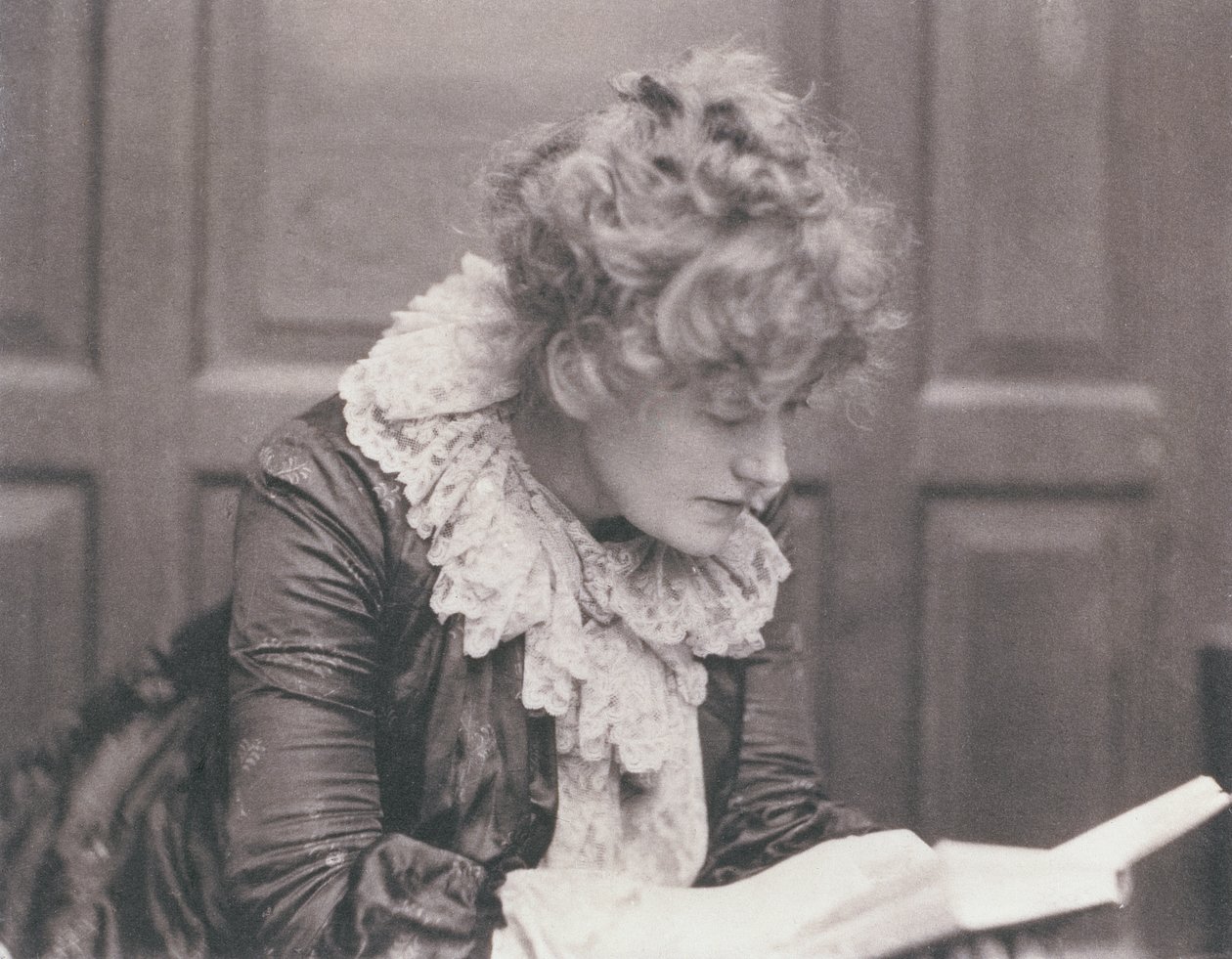 Porträttfotografi av Ellen Terry (1847-1928) som läser, av Frederick Hollyer (1837-1933) (sepiafoto) av Frederick Hollyer