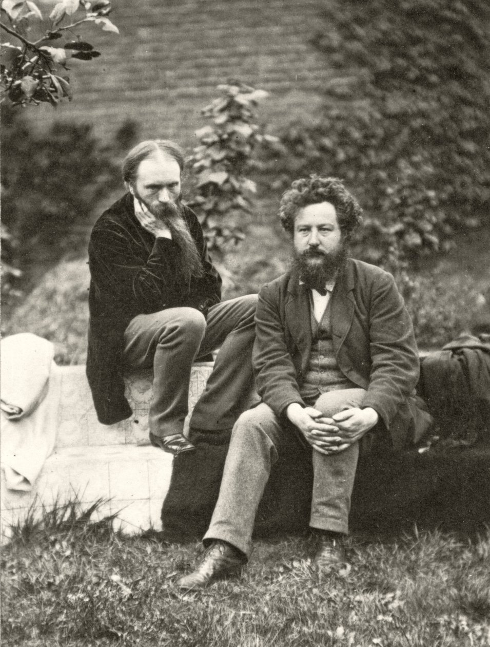 Porträttfotografi av Sir Edward Burne-Jones (1833-98) och William Morris (1834-96) av Frederick Hollyer (1837-1933) (sepiafoto) av Frederick Hollyer