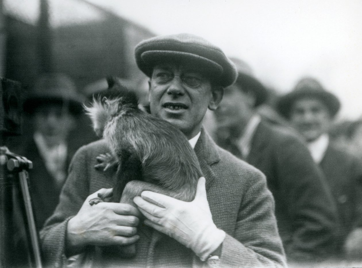 En svartkrönad Mangabey, möjligen fräknar, med sin förare, som deltar i en extern sändning från London Zoo, 1925 av Frederick William Bond