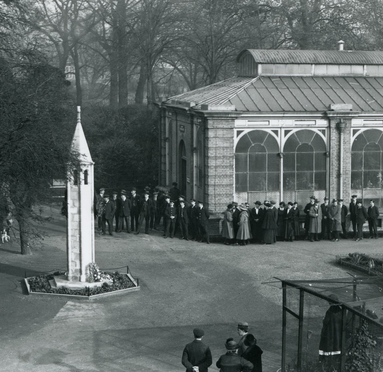Vapenstilleståndsdag vid War Memorial, London Zoo, 11 november 1923 av Frederick William Bond