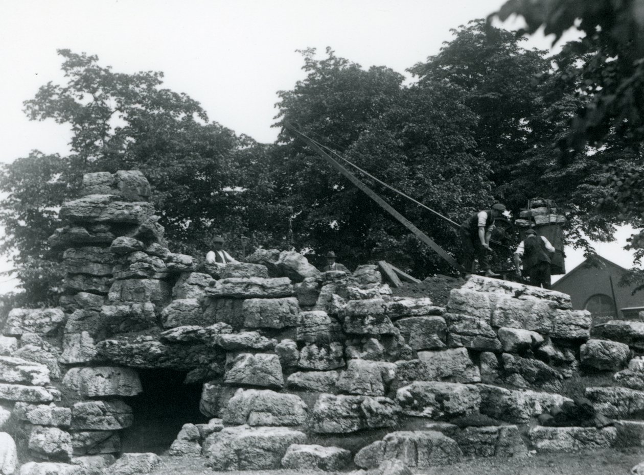 Byggnad av ElandAntelope Paddock på London Zoo, juni 1924 av Frederick William Bond
