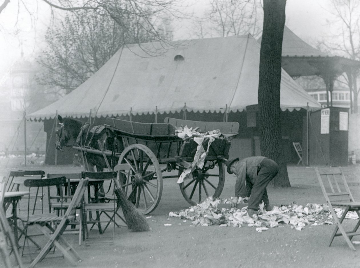 Rensa upp efter en helgdag på London Zoo 1924 (s/v foto) av Frederick William Bond