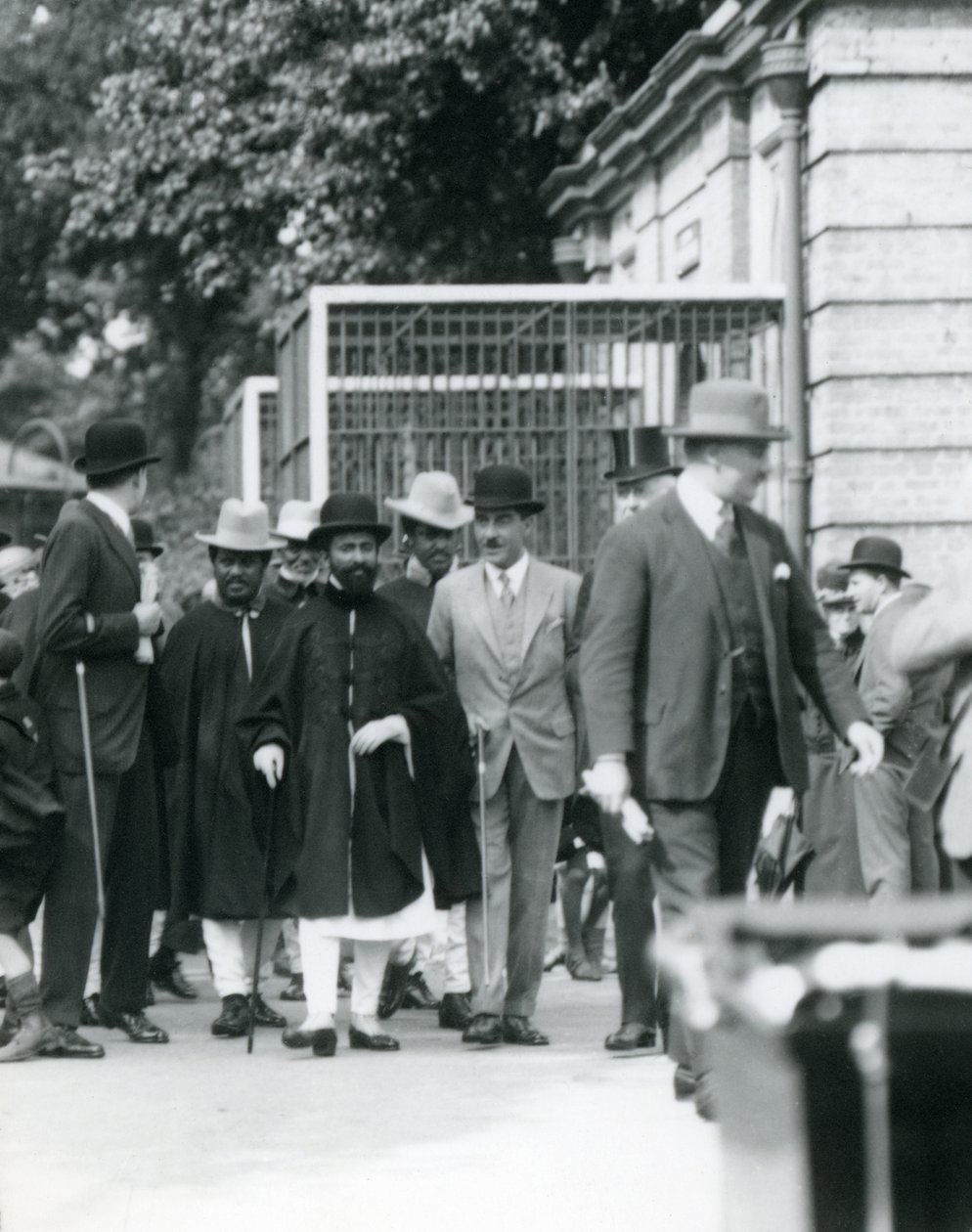 Sir Peter Chalmers Mitchell, med den etiopiske regenten Haile Selassie och hans följe, London Zoo, 1924 av Frederick William Bond