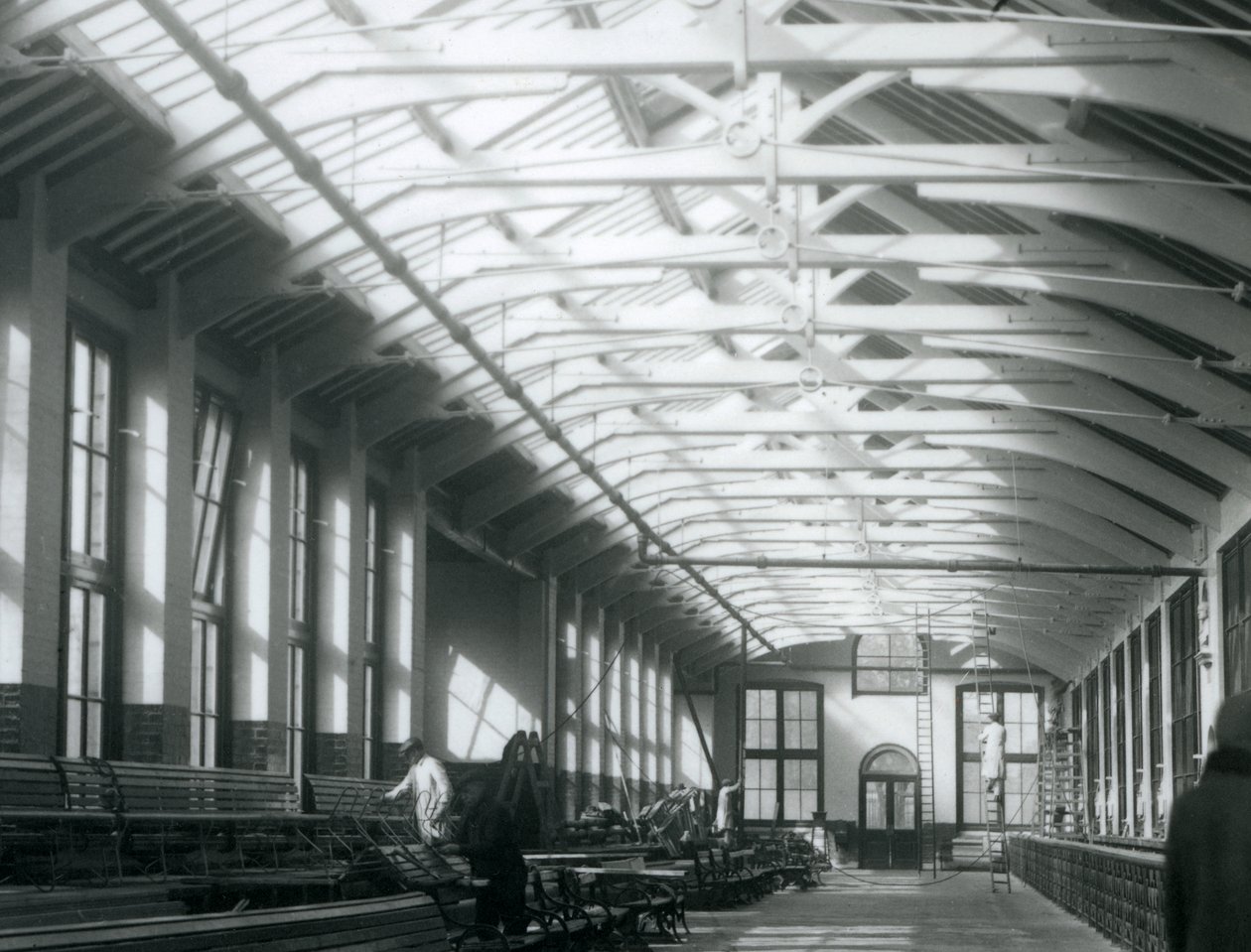 Lejonhuset med fem män som arbetar med underhållet, London Zoo, 1926 av Frederick William Bond