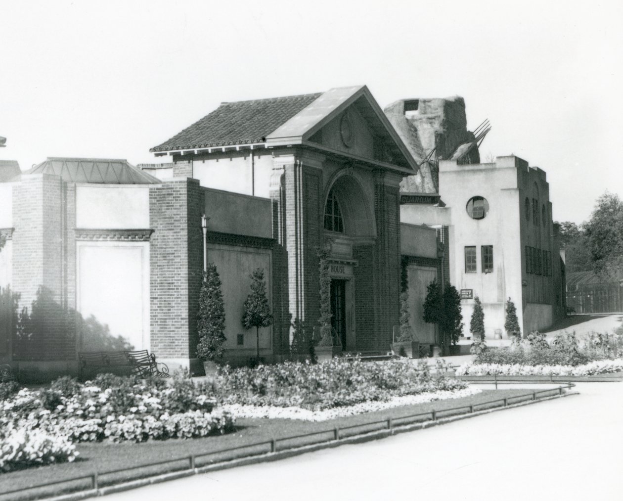 Reptilhuset på London Zoo 1928 med formella rabatter längs stigarna till entrén (s/v foto) av Frederick William Bond