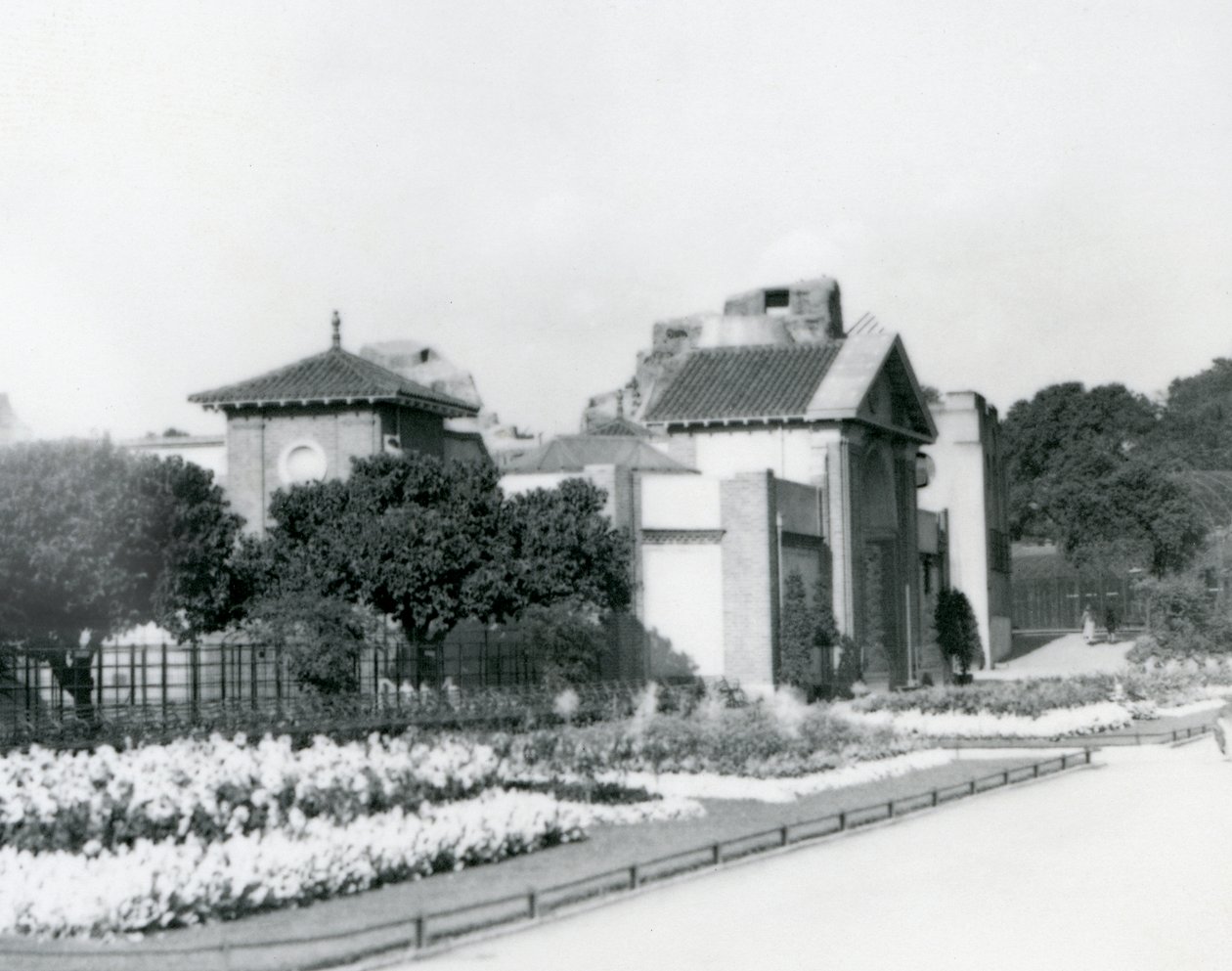 Reptilhuset på London Zoo 1928 med formella rabatter längs stigarna till entrén, London Zoo av Frederick William Bond