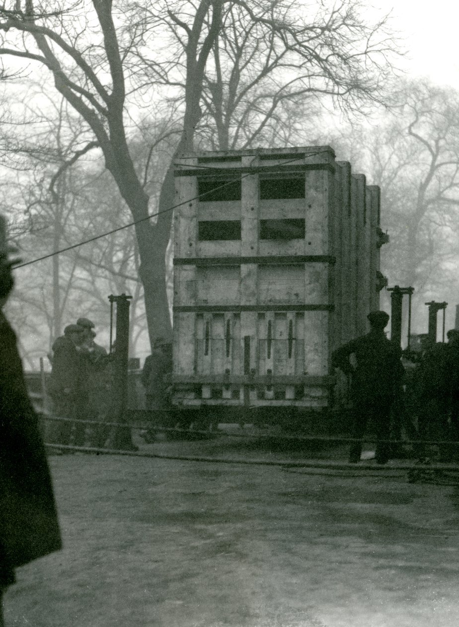 Transporterar kvinnlig asiatisk elefant Lukhi, i en trälåda, London Zoo, 1923 av Frederick William Bond