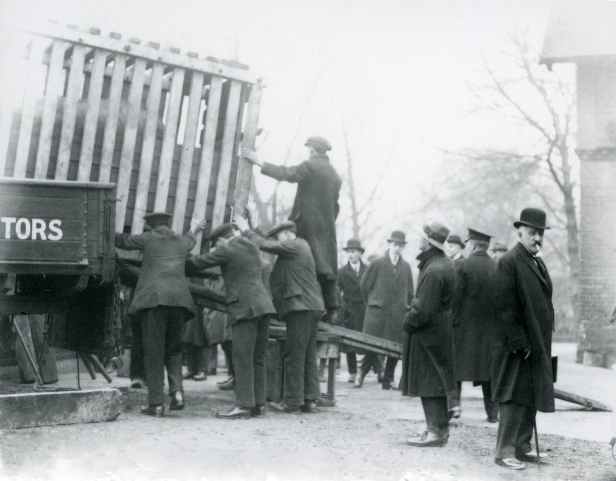 Lossning av den nyligen anlända indiska noshörningen, London Zoo, 1924 av Frederick William Bond