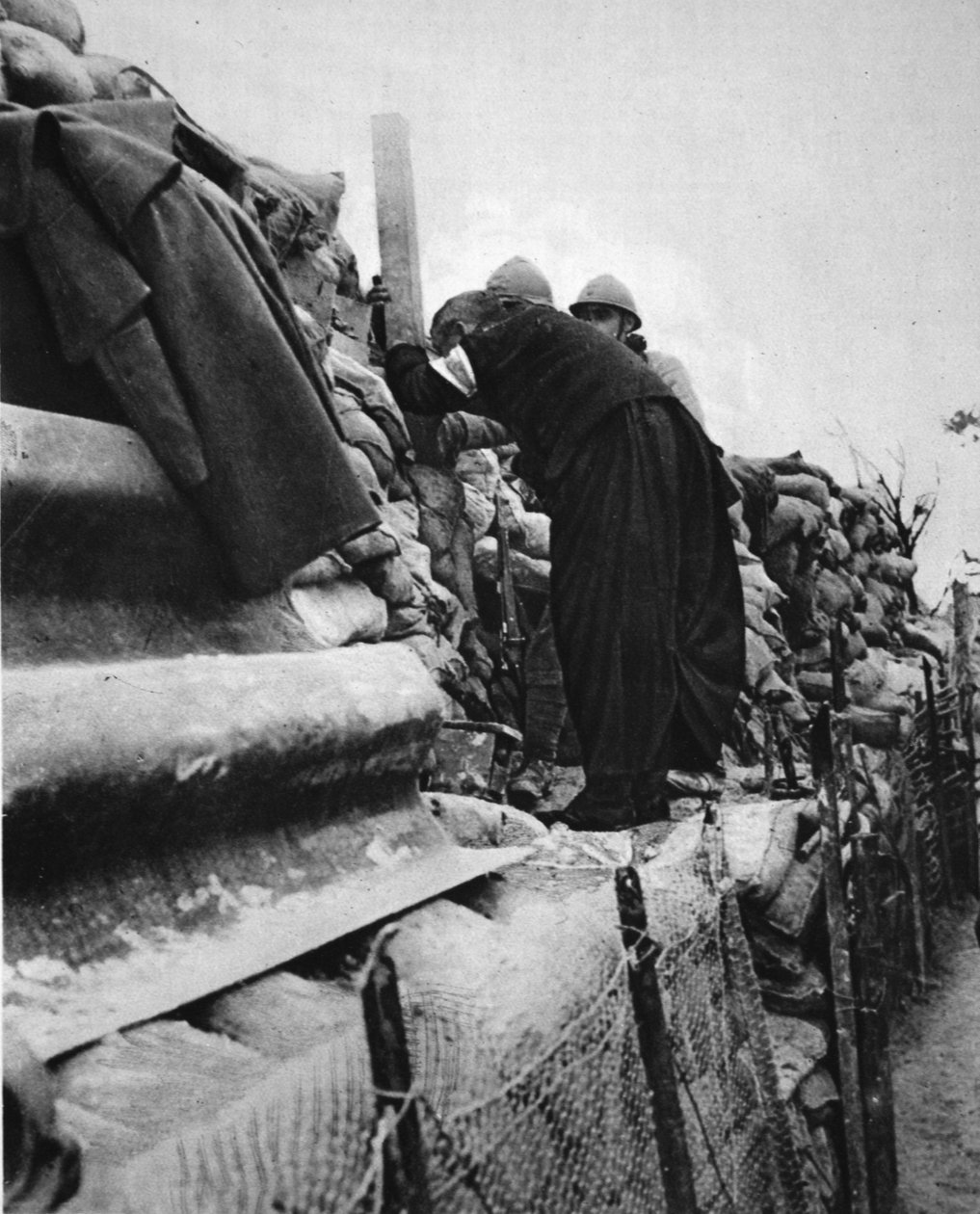 En fransk präst i raderna: en kur som tar en titt genom ett skyttegravsperiskop, illustration från The Illustrated War News, 31 januari 1917 av French Photographer