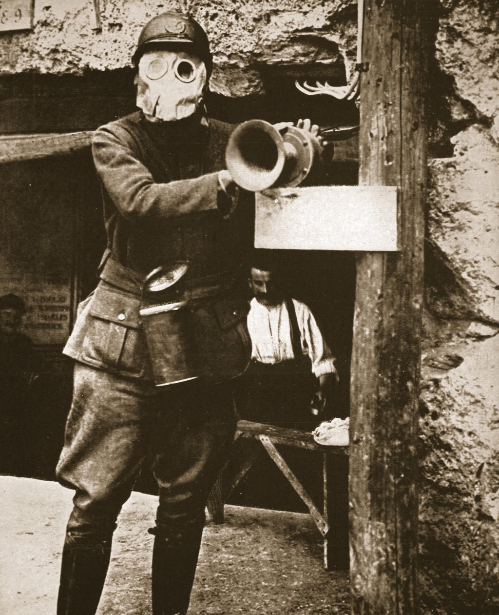 Ett Klaxon-horn använde för att varna för tyska gasattacker i en fransk skyttegrav, illustration från The Illustrated War News, 24 januari 1917 (sepiafoto) av French Photographer
