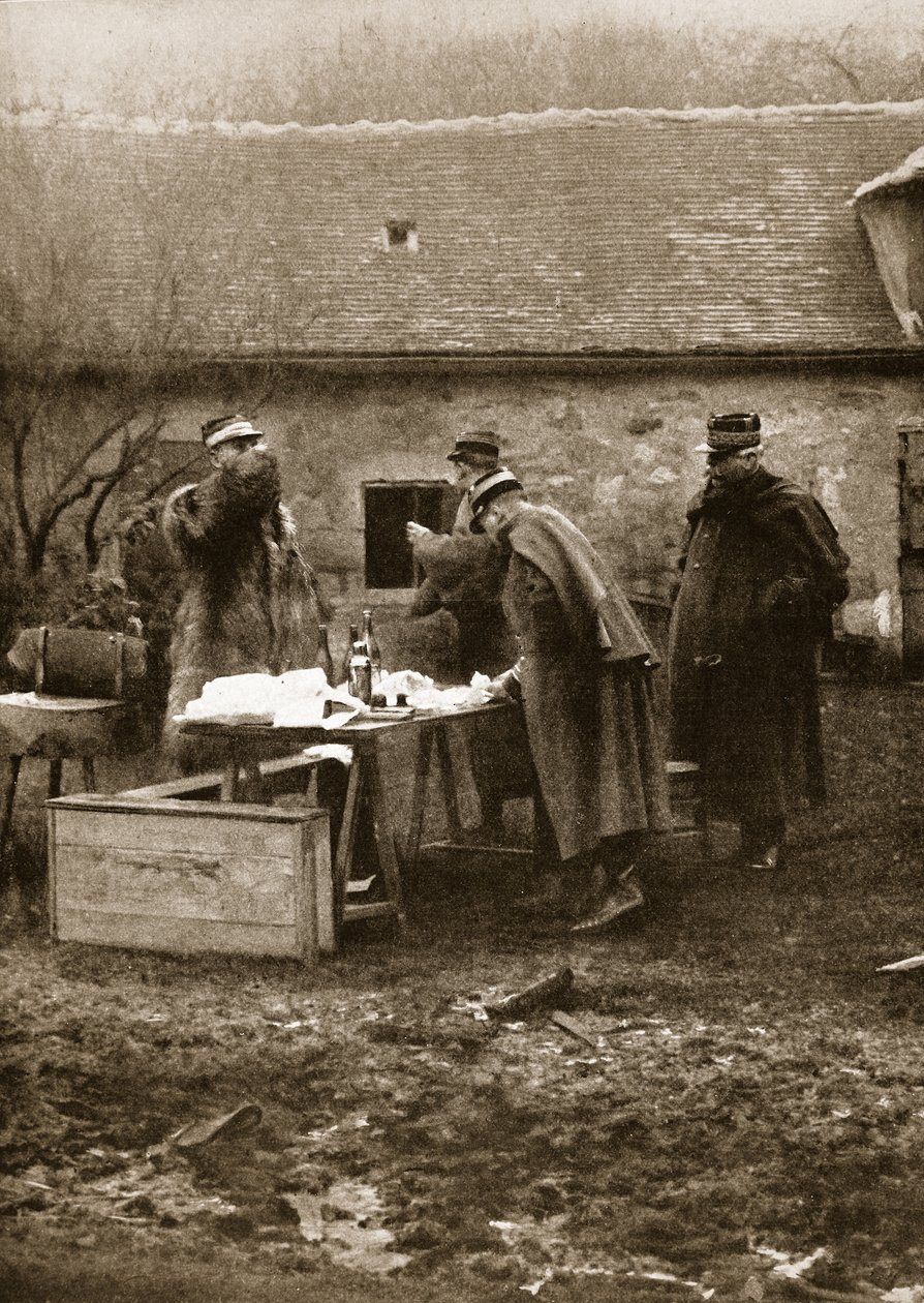 En hastig frukost med general Joffre, G.C.B., vid fronten (sepiafoto) av French Photographer