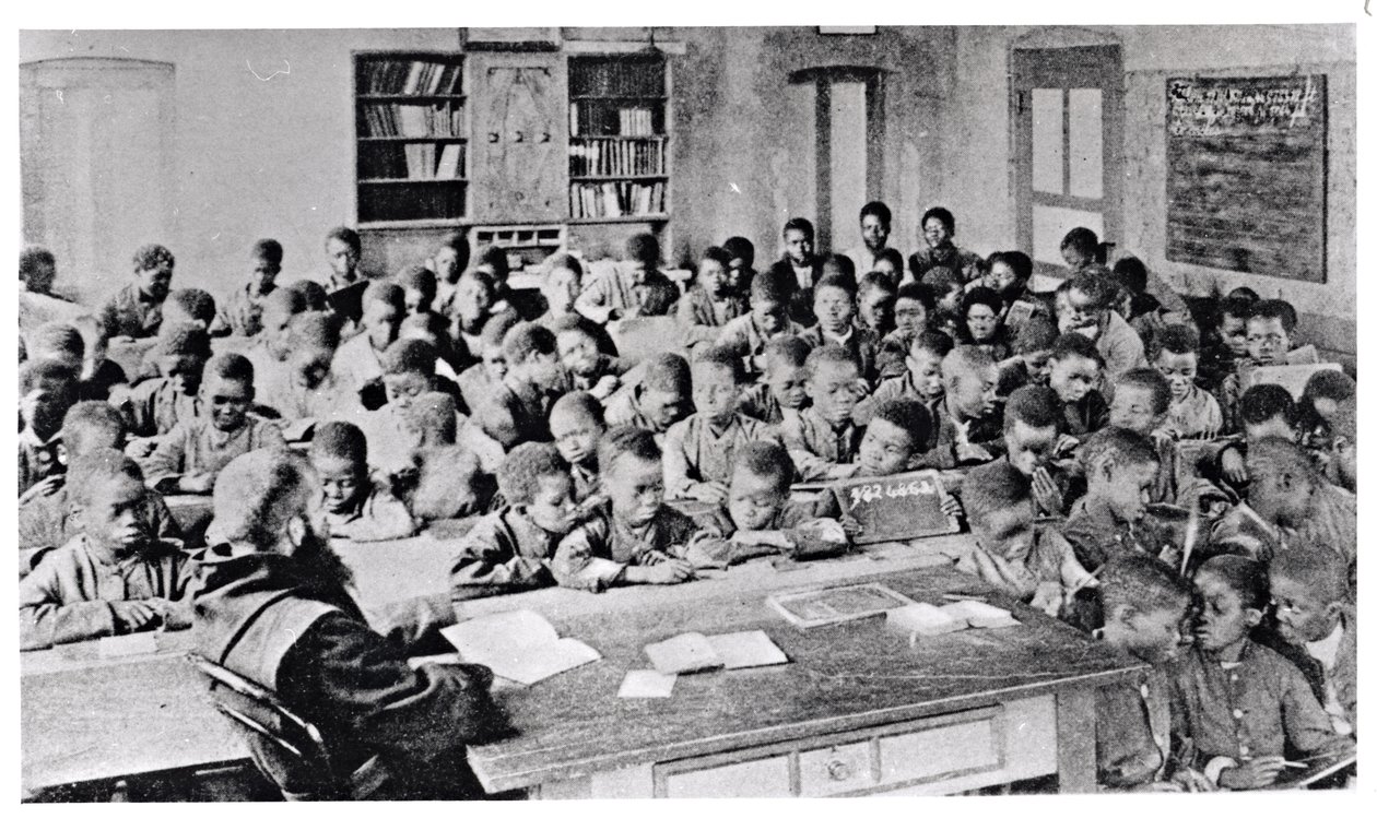 En munk som undervisade i fransktalande Afrika före 1914 av French Photographer