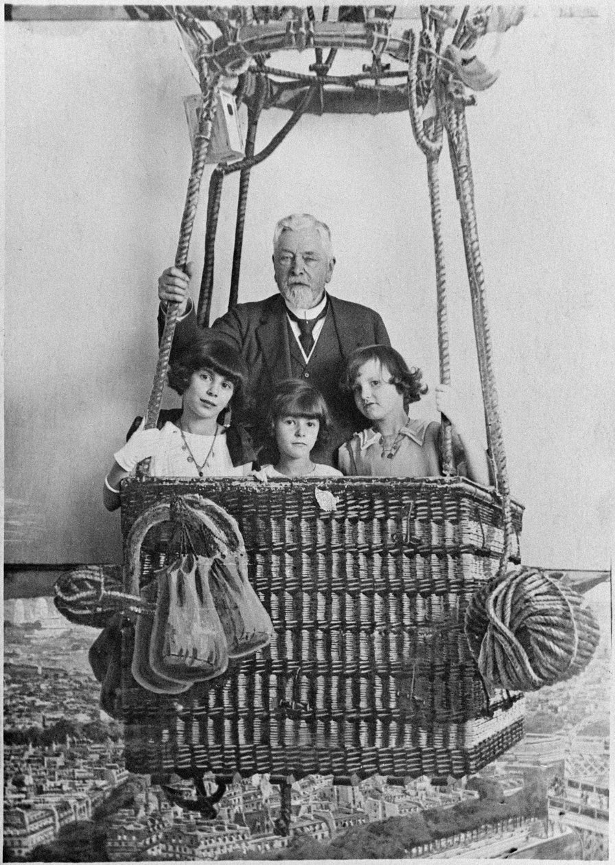 Alexandre Gustave Eiffel med sina barnbarn i en gondol av French Photographer