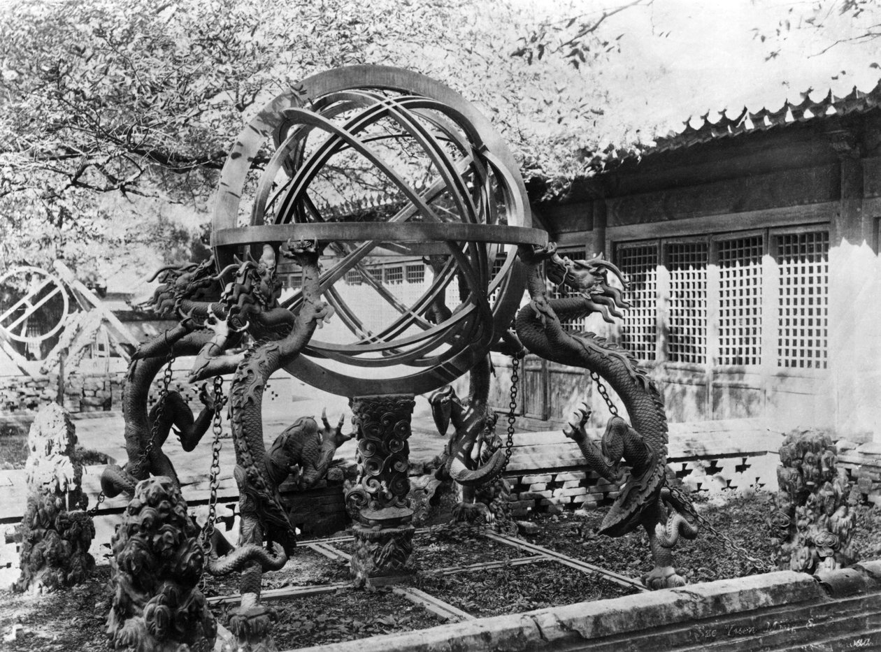 Astronomiska instrument vid Imperial Observatory, Peking, Kina, ca 1900 av French Photographer