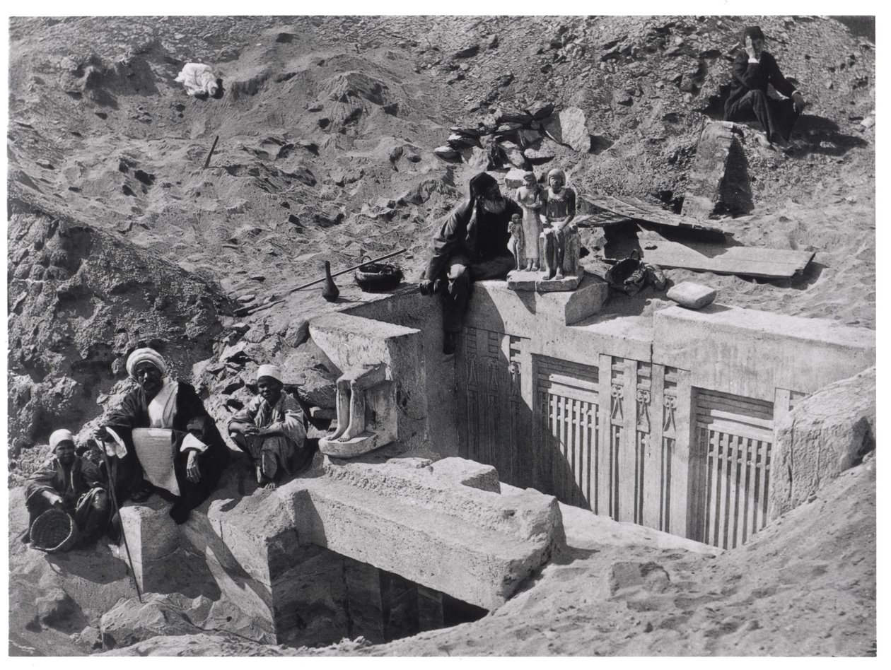 Auguste Mariette (1821-81) sittande på en mastaba under utgrävningar i Saqqara, från Voyage dans la Haute Egypte, publicerad 1878 av French Photographer