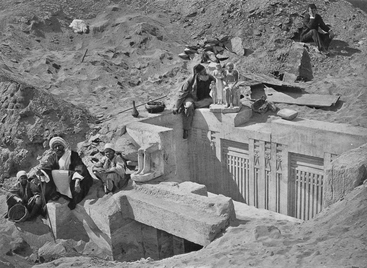 Auguste Mariette (1821-81) sittande på en mastaba under utgrävningar i Saqqara, från Voyahe dans la Haute Egypte, publicerad 1878 av French Photographer