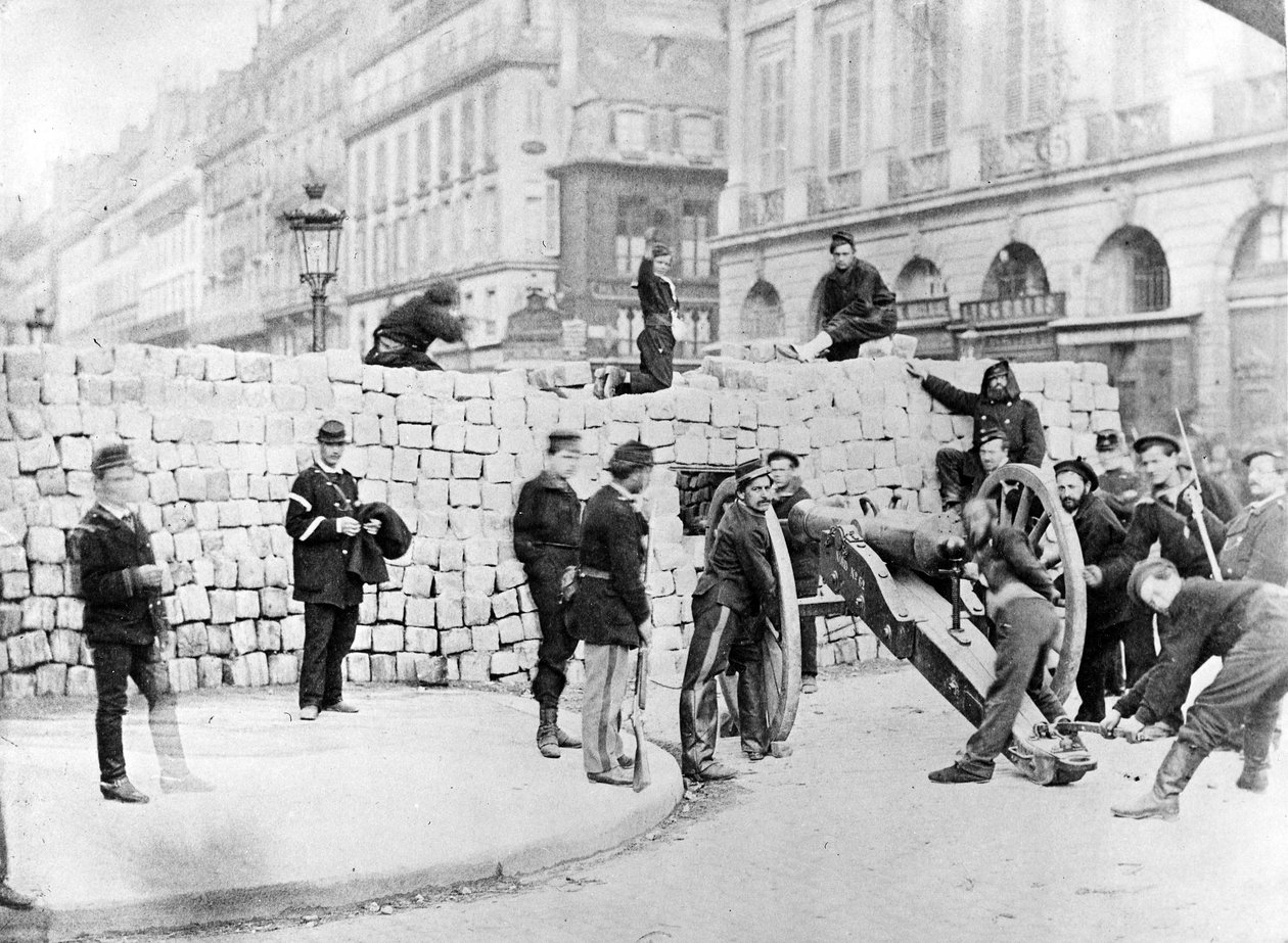 Barrikad och soldater på Place Vendôme under belägringen av Paris, 1870 av French Photographer