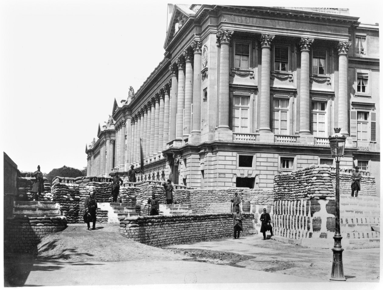 Barrikad under Paris kommun, i hörnet av Rue de Rivoli och Place de la Concorde, 1871 av French Photographer