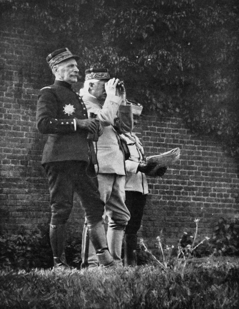 Battle Day - General Foch, befälhavare för en armésektion, tittar på ett av etapperna i en offensiv i norra Arras, 1915 av French Photographer