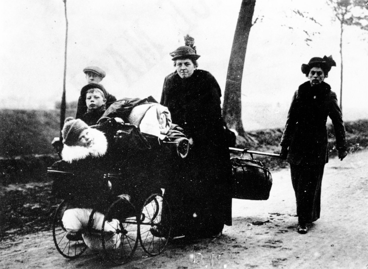 Belgiska flyktingar anländer till Frankrike, 1914 av French Photographer