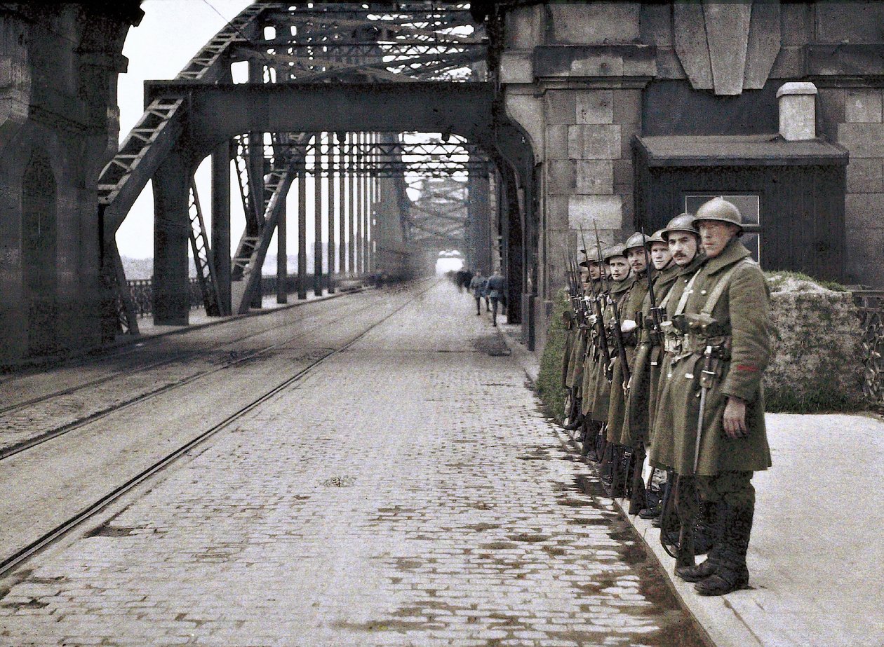Belgiska soldater som vaktar en bro under ockupationen av den demilitariserade zonen i Rhenland av belgiska och franska trupper, Tyskland, 1921 (autokrom) av French Photographer