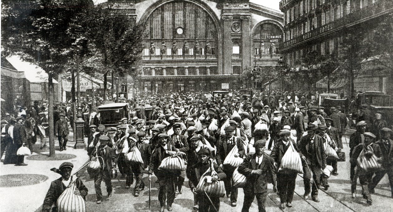 Belgare och flyktingar från de invaderade regionerna anländer till Paris vid Gare du Nord, 1914 av French Photographer