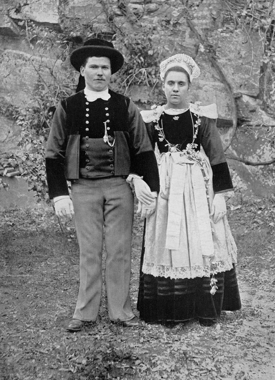 Bretonskt par i traditionell galadräkt, sent 1800-tal av French Photographer