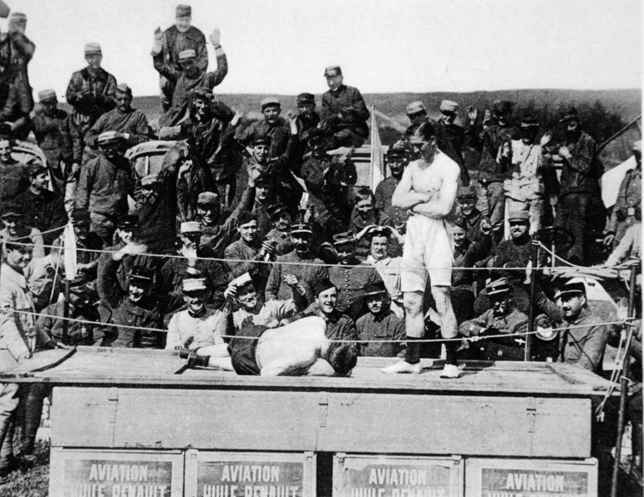 Carpentier ger knock-out längst fram: den berömda boxaren tar på sig handskarna igen, för att hedra en hjälte, från The Illustrated War News av French Photographer