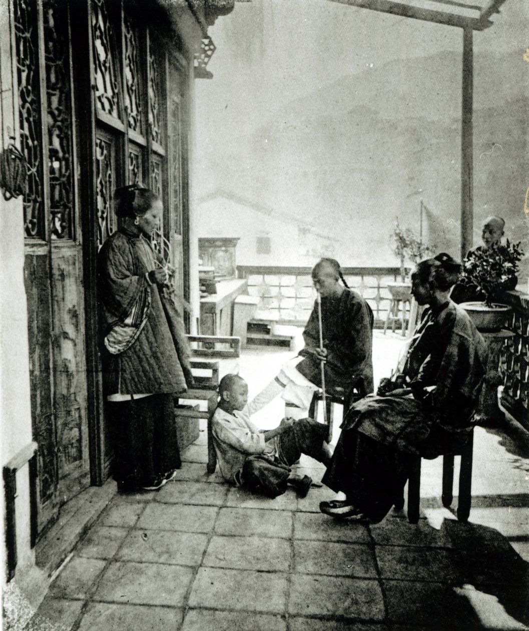 O tagata Saina o loo ulaina le opium, mai le 