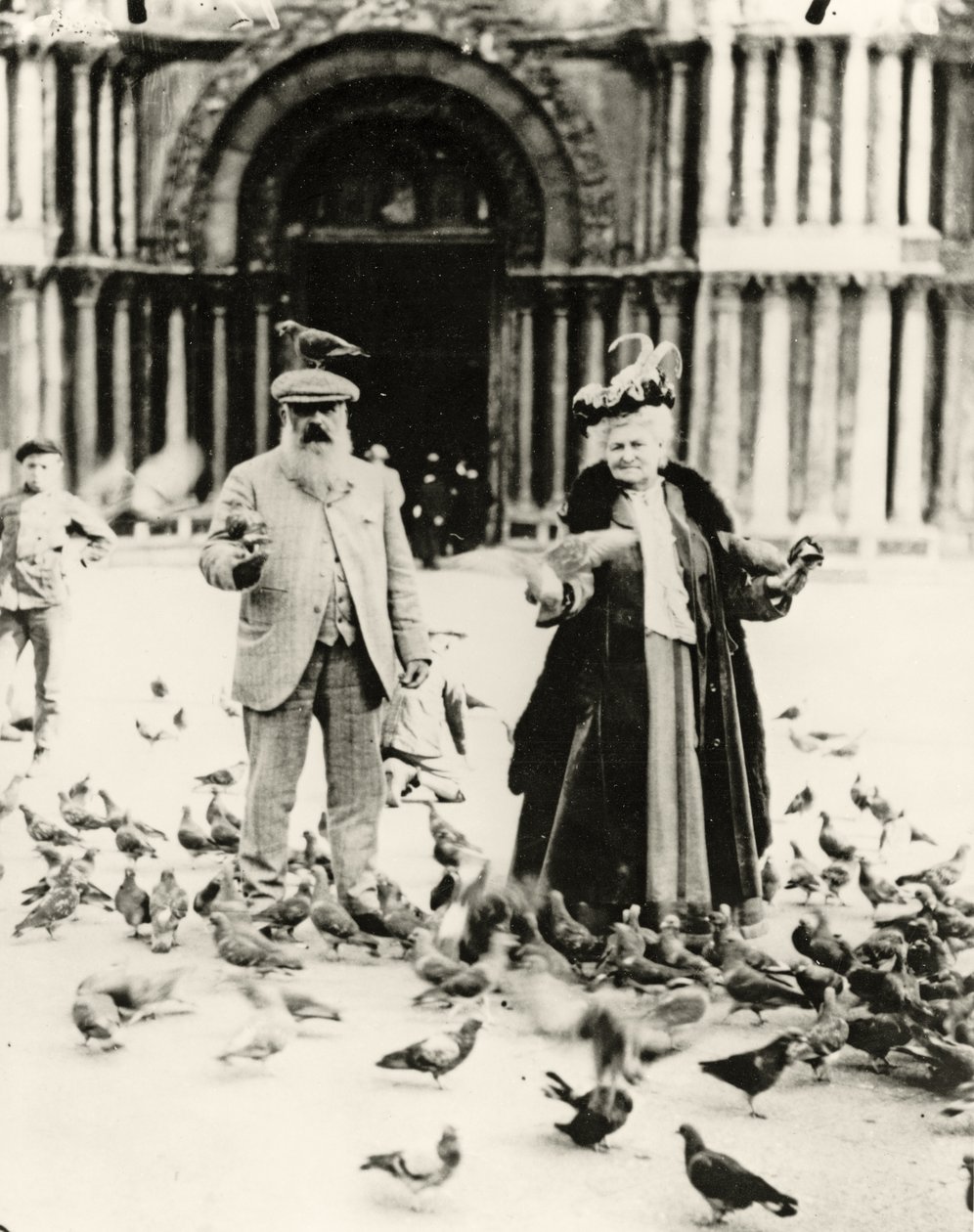 Claude Monet (1840-1926) och hans fru, Alice (1844-1911) Markusplatsen, Venedig, oktober 1908 av French Photographer