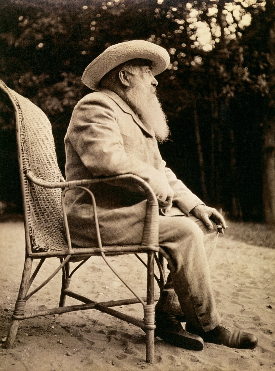 Claude Monet (1840-1926) i Givernys trädgård, 1915 (1840-1926) av French Photographer