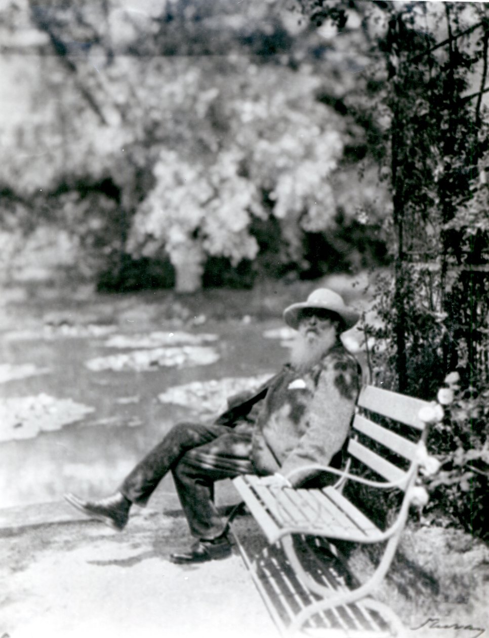Claude Monet (1841-1926) i sin trädgård i Giverny, ca 1920 av French Photographer
