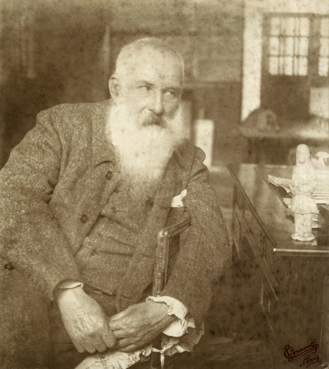 Claude Monet (1841-1926) med en Tanagra-statyett, tidigt 1900-tal (silvertryck av gelatin) av French Photographer
