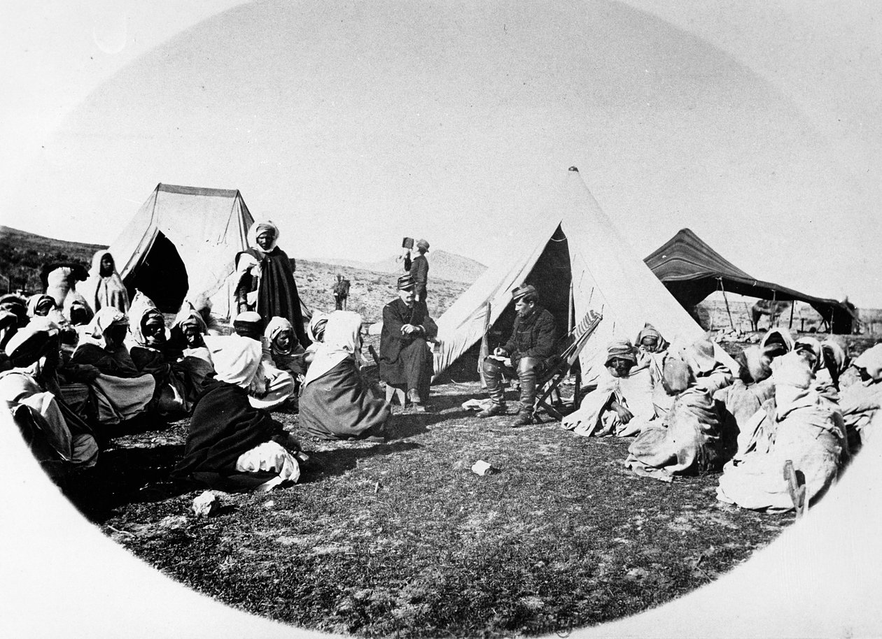 Överste Arnaud Au lyssnar på påståendena från O. Boy Clown, ca 1860-70 av French Photographer