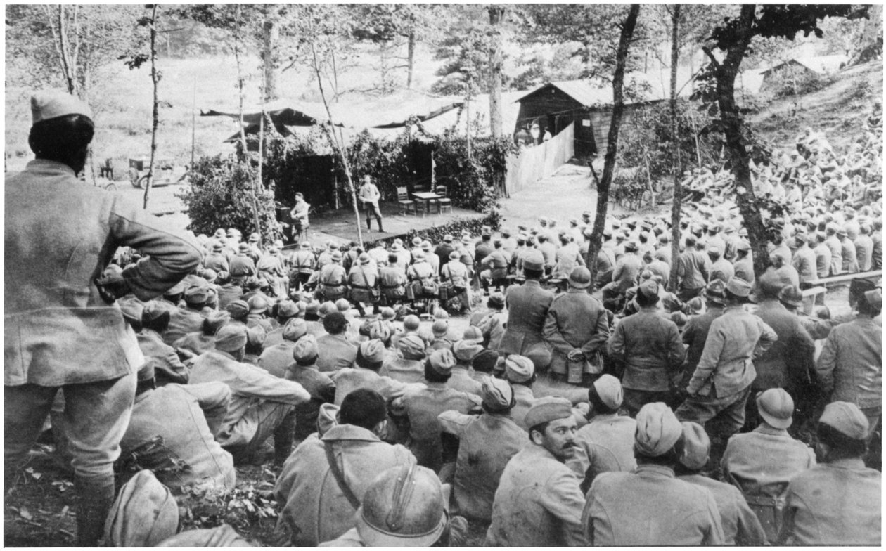 Konsert på Mauffrecourt innan du går till skyttegravarna, 15 juli 1916 av French Photographer