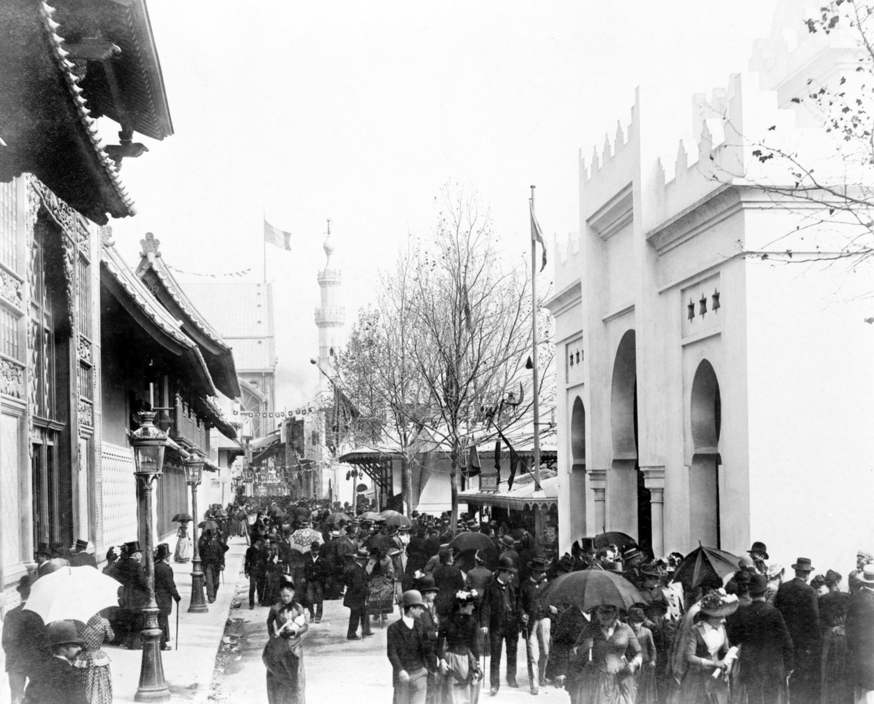 Folkmassa som går på en gata i Kairo, Parisutställningen, 1889 av French Photographer